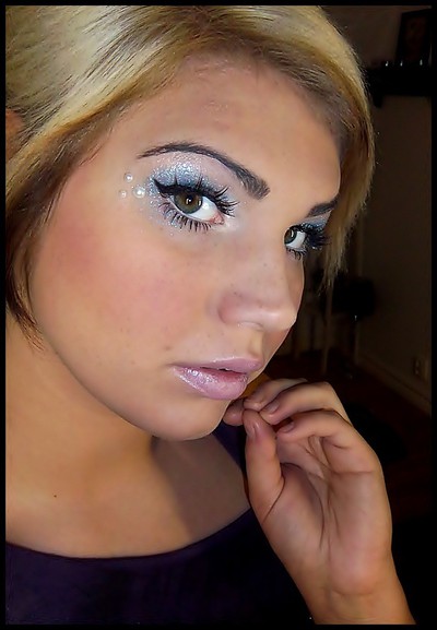 eye makeup with feathers. LOVE ALPHA eye color frozen
